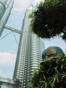 Produktfoto Shooting unserer Snapback im Hintergrund die Petronas Towers